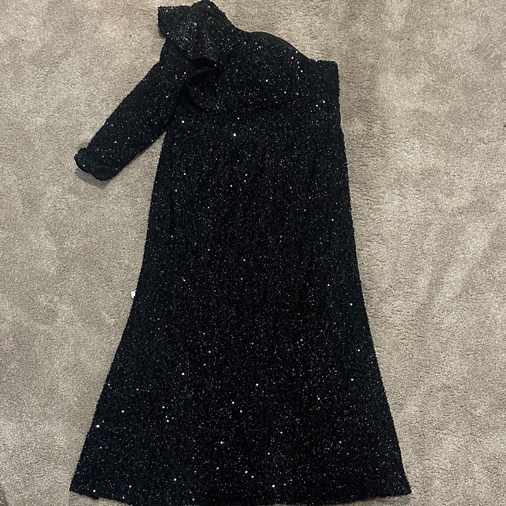 Elegant Black One-Shoulder Gown